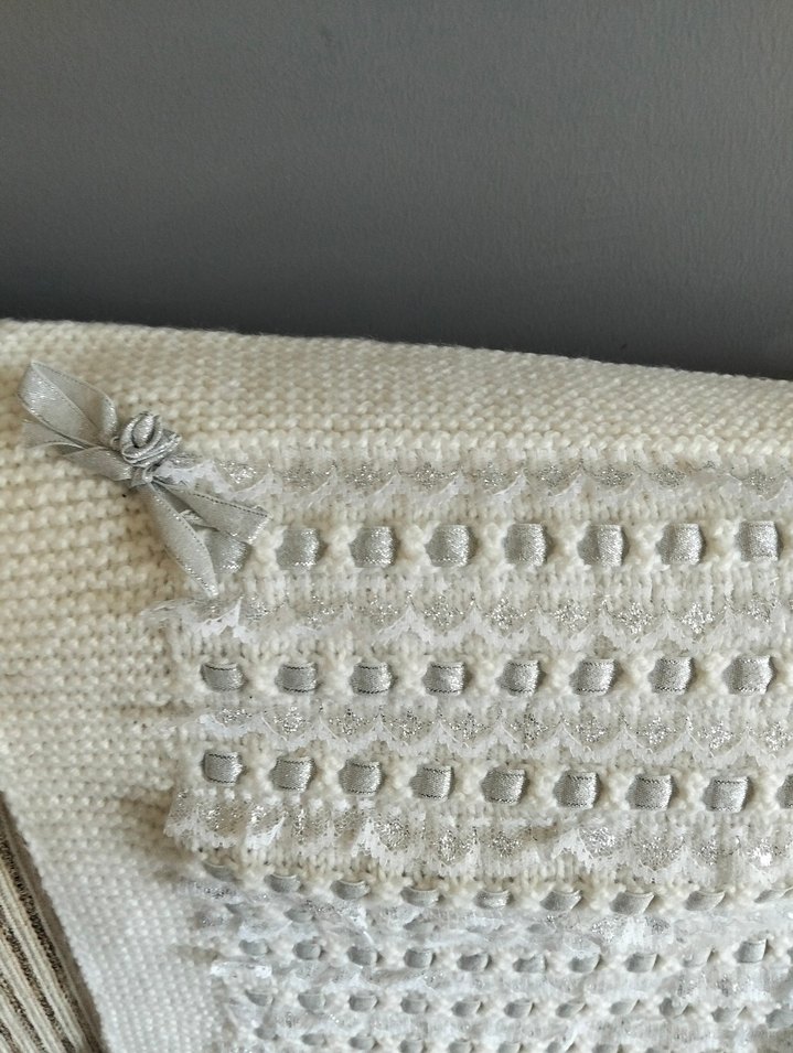 Gri İşlemeli Beyaz Örgü Çocuk Battaniyesi - Görsel 3