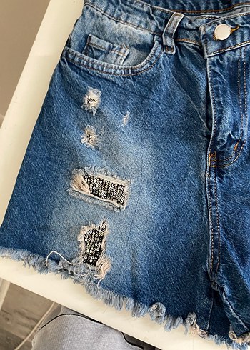 Nakışlı Kemerli Kadın Kot Şort - Görsel 3