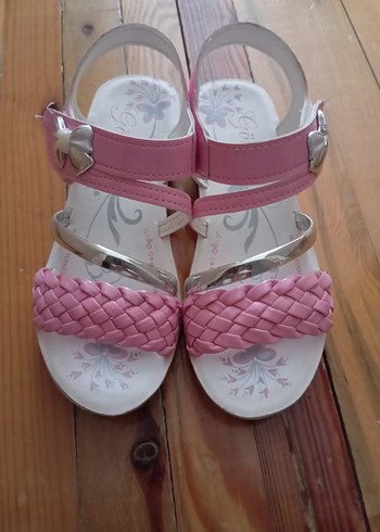 Kız Çocuk Pembe Tokalı Sandalet