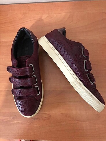 37 Beden bordo Renk Derimod spor ayakkabı