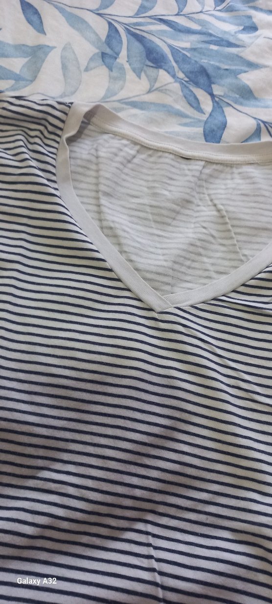 V Yaka Beyaz Çizgili Hamile Tişörtü - Görsel 2