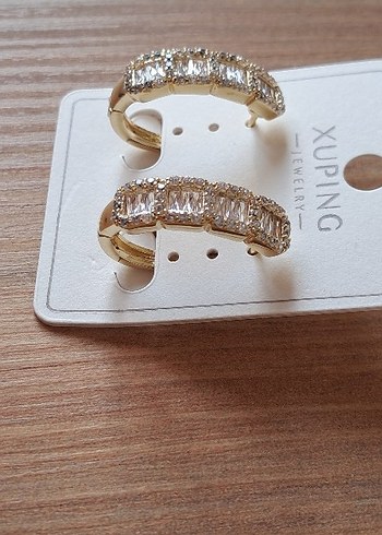 Altın Renkli Mini Sıralı Taşlı Küpe