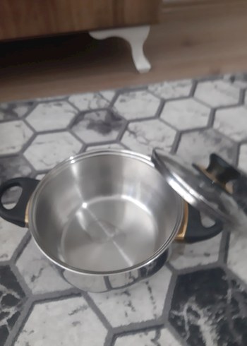 Altın Kulplu Gri Tencere