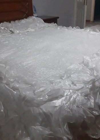 Parlak Beyaz fırfırlı saten Yatak Örtüsü - Görsel 3