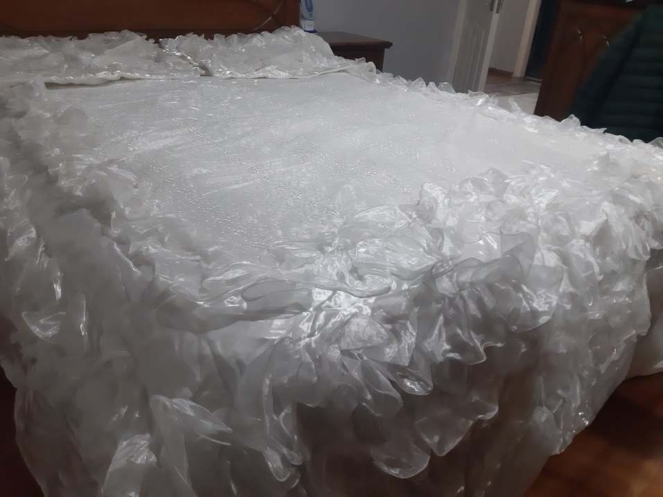 Parlak Beyaz fırfırlı saten Yatak Örtüsü - Görsel 4