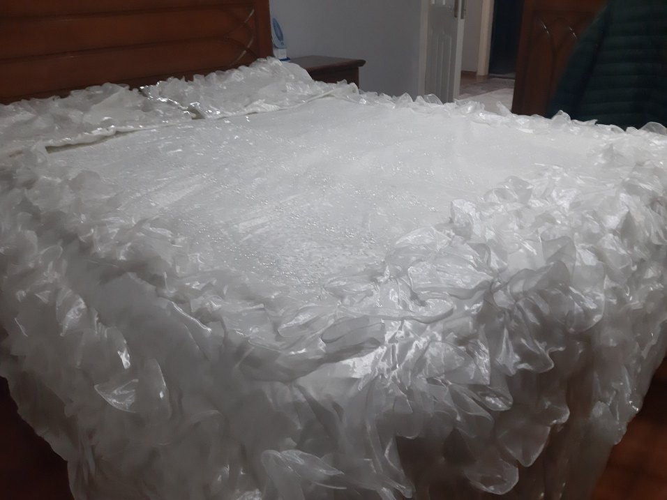 Parlak Beyaz fırfırlı saten Yatak Örtüsü - Görsel 3