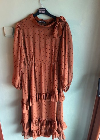 Zara Romantik Taba Rengi Puantiyeli Uzun Elbise