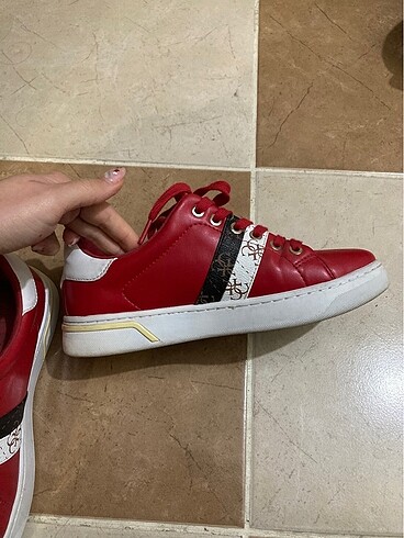 37 Beden kırmızı Renk Guess Sneaker