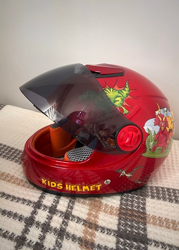 Çocuk Kaskı S beden. Renkli Baskılı Kırmızı Motosiklet Kaskı - Görsel 3