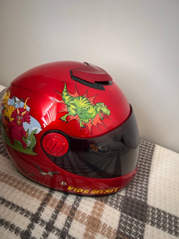 Çocuk Kaskı S beden. Renkli Baskılı Kırmızı Motosiklet Kaskı - Görsel 4