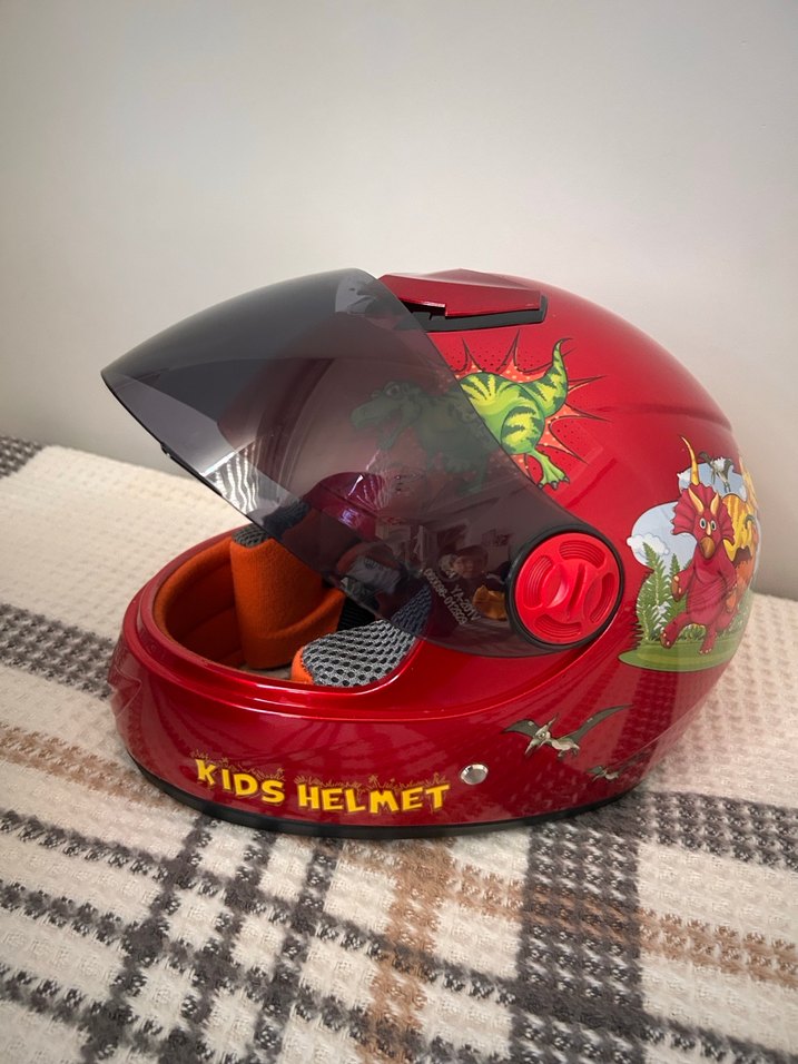 Çocuk Kaskı S beden. Renkli Baskılı Kırmızı Motosiklet Kaskı - Görsel 3