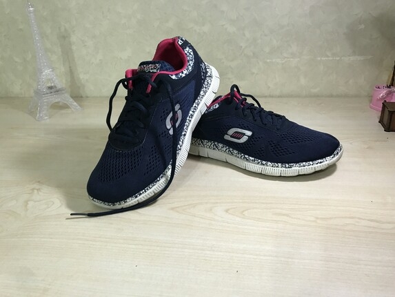 SKECHERS 38 