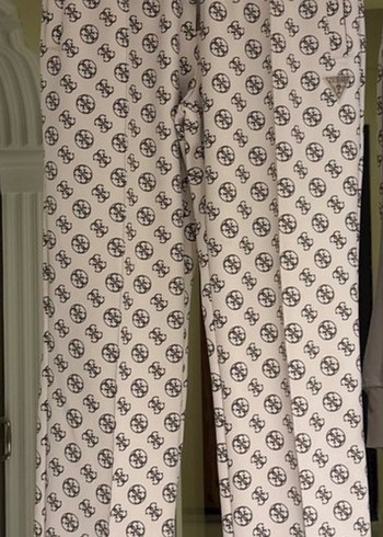Guess Orjinal Monogram Desenli Rahat Ev Pantolonu