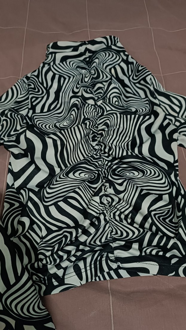 Zebra Desenli Uzun Kollu drapeli crop Boğazlı Bluz - Görsel 4