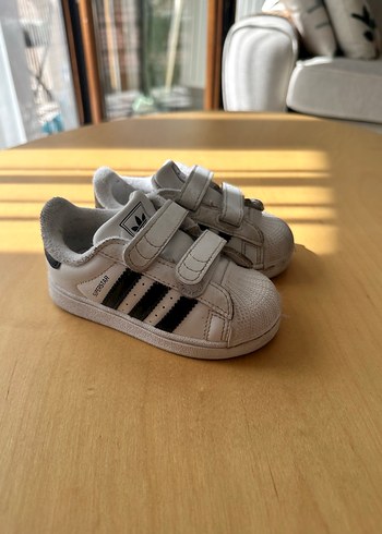 Adidas süperstar 22 numara