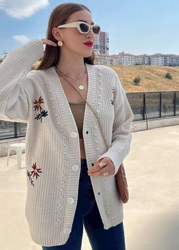 Nakışlı Beyaz Örgü Kadın Hırka