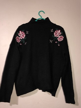 Siyah Gül detaylı Sweet shirt?