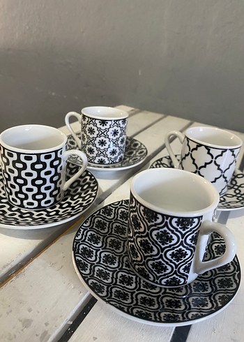 Siyah Beyaz Desenli Porselen Fincan Takımı