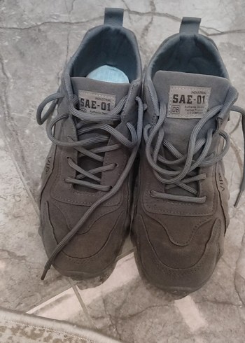 Gri Süet Bağcıklı Kadın Spor Ayakkabı