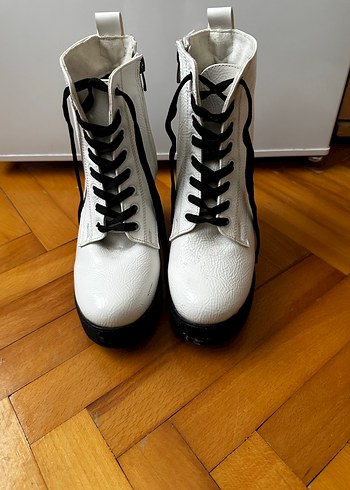 Beyaz Yüksek Topuklu Bantlı Rock Botlar - Görsel 2