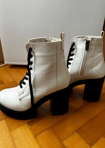 Beyaz Yüksek Topuklu Bantlı Rock Botlar - Görsel 5