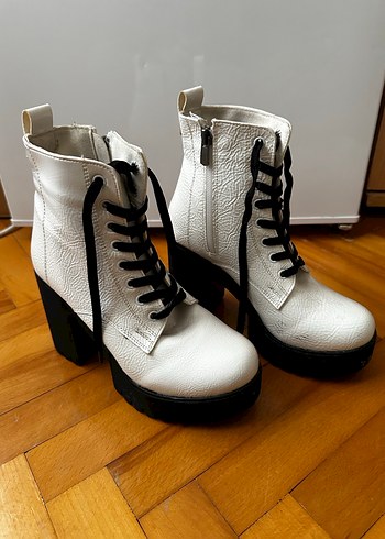 Beyaz Yüksek Topuklu Bantlı Rock Botlar - Görsel 3