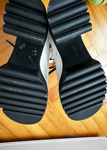 Beyaz Yüksek Topuklu Bantlı Rock Botlar - Görsel 6