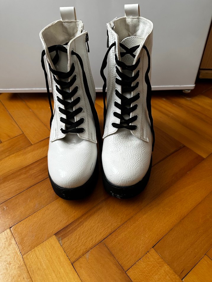 Beyaz Yüksek Topuklu Bantlı Rock Botlar - Görsel 2