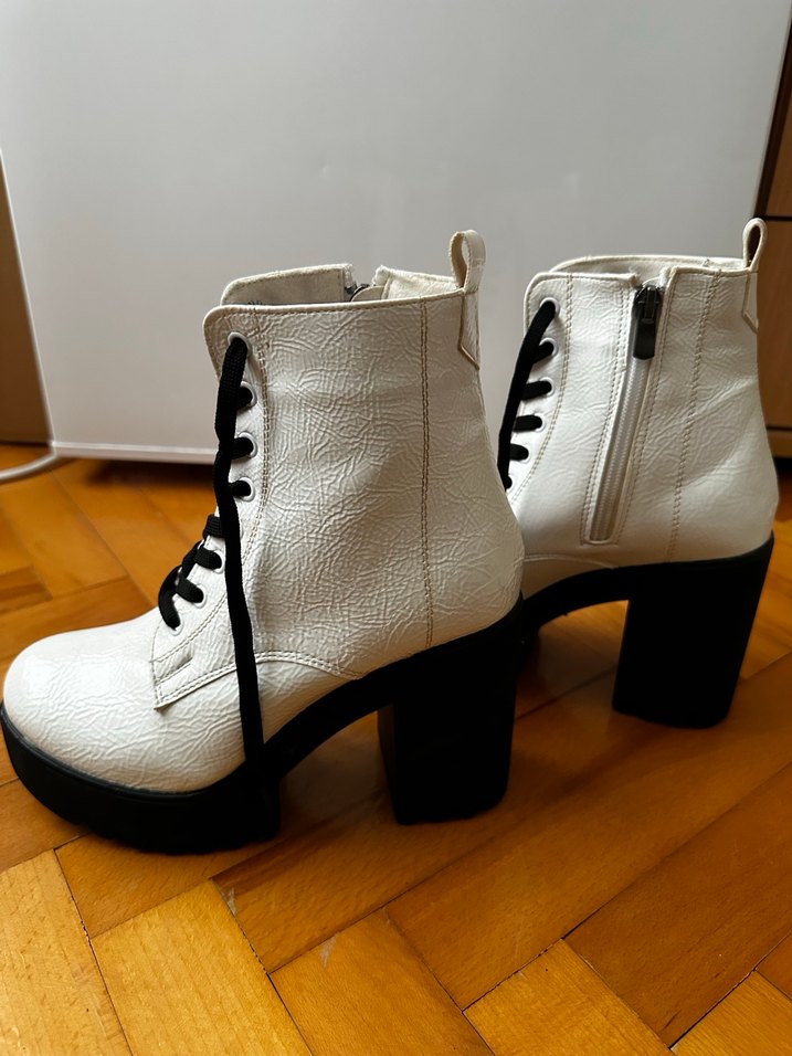 Beyaz Yüksek Topuklu Bantlı Rock Botlar - Görsel 5