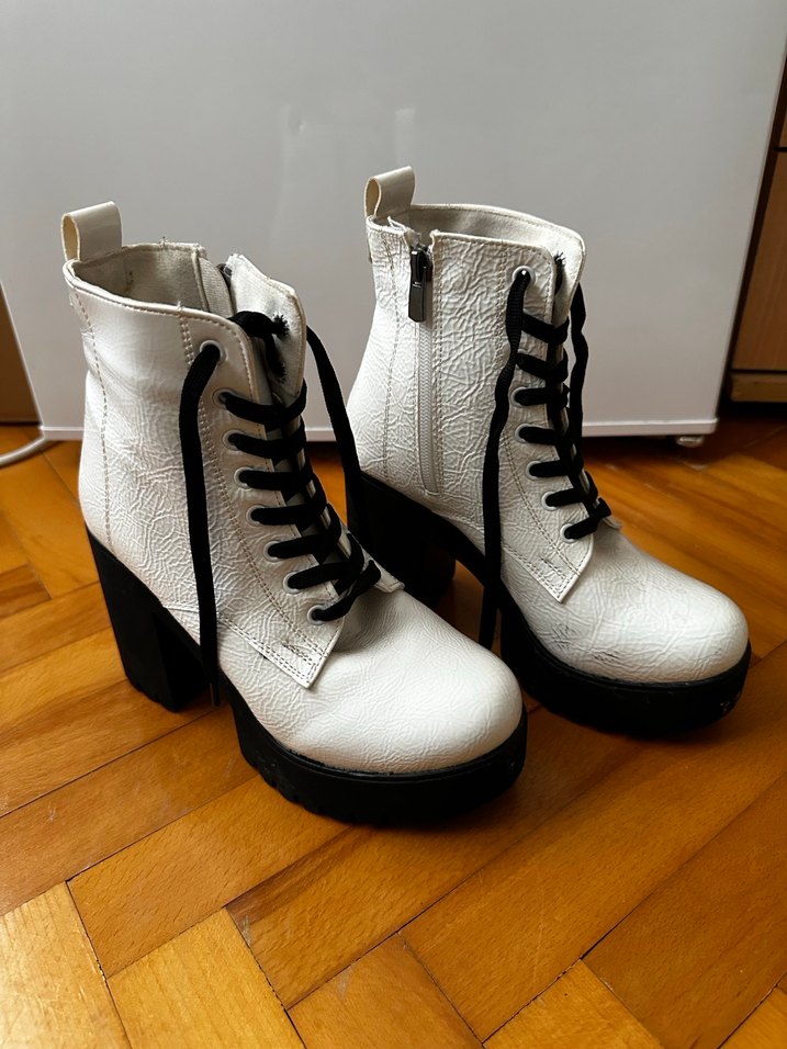 Beyaz Yüksek Topuklu Bantlı Rock Botlar - Görsel 3