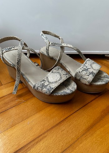 Bej Yılan Desenli Ahşap Platformlu Kadın Sandalet - Görsel 3