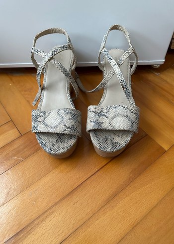 Bej Yılan Desenli Ahşap Platformlu Kadın Sandalet - Görsel 2