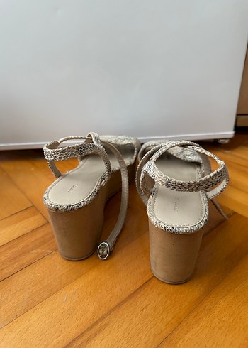 Bej Yılan Desenli Ahşap Platformlu Kadın Sandalet - Görsel 4