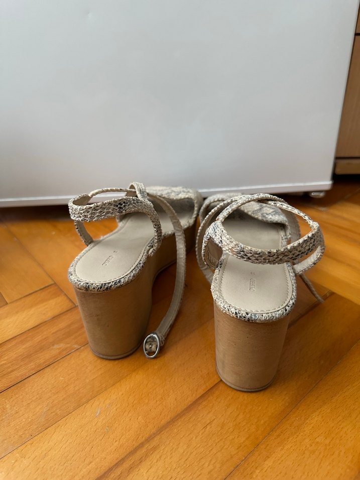 Bej Yılan Desenli Ahşap Platformlu Kadın Sandalet - Görsel 4