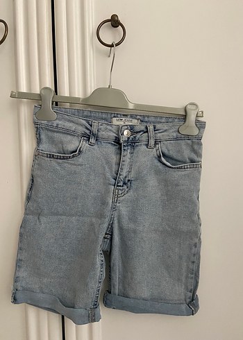 Gevşek Kesim Kemerli Mini Denim Şort