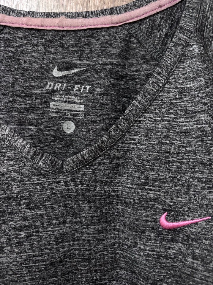 Nike Gri Melanj V Yaka Spor Tişört — görsel 2/3