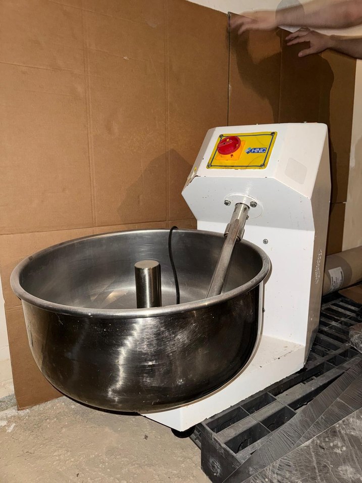 Beyaz ve Gri Endüstriyel Mikser - Görsel 2