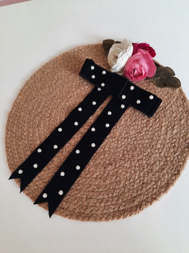 İnci Detaylı Siyah Kadife Kurdele Fiyonk Saç Aksesuarı - Görsel 2