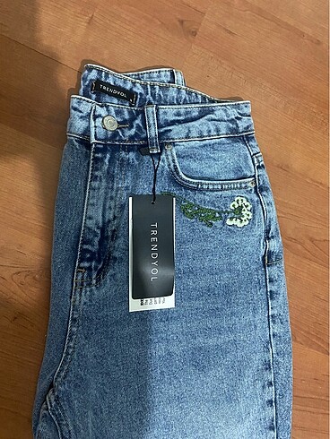 36 Beden Çiçek Nakışlı Jeans