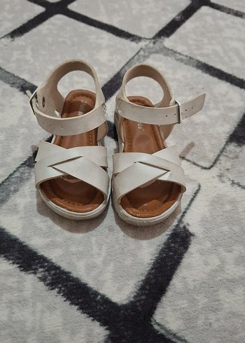 Beyaz Tokalı Kız Çocuk Sandalet