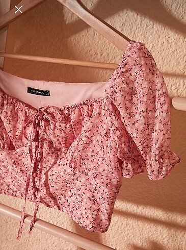 Pembe çiçekli bağlama detaylı crop bluz