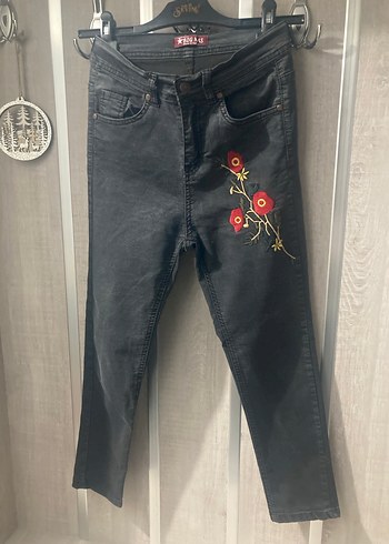 Nakış Detaylı Gri Kadın Denim Pantolon