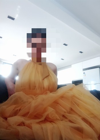 Sarı boyundan bağlı elbise