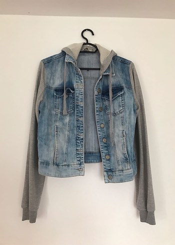 Gri Denim ve Gri Sweatshirt Kombinli Kadın Ceket