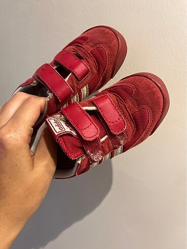 23 Beden kırmızı Renk Orjinal adidas.