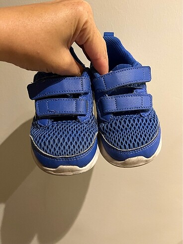 Adidas ayakkabı .