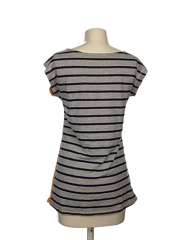 m Beden Diğer T-shirt %70 İndirimli.