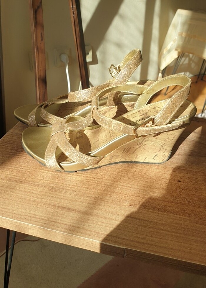 Dolgu topuklu sandalet  - Görsel 4