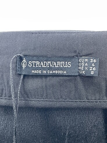 36 Beden siyah Renk Stradivarius Mini Şort %70 İndirimli.