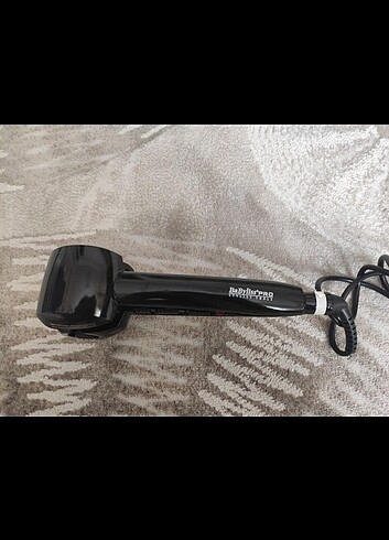 Babyliss Kendi kendine saçı maşa yapıyor